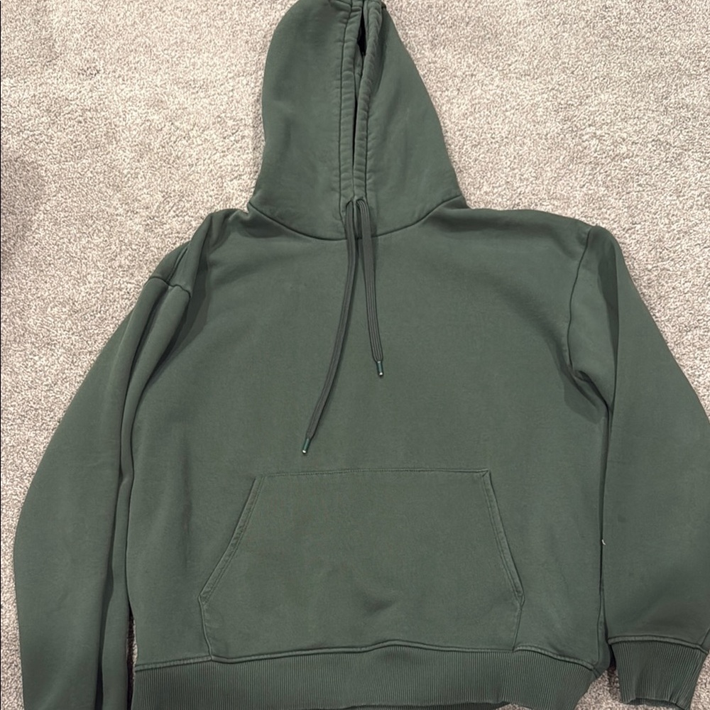Zara Green Sweater with Ribbed Cuffs and Soft Texture